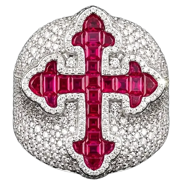 Anillo de hombre en oro blanco de 18 kilates con una cruz gótica de rubíes y pavé de diamantes, visto desde todos los ángulos